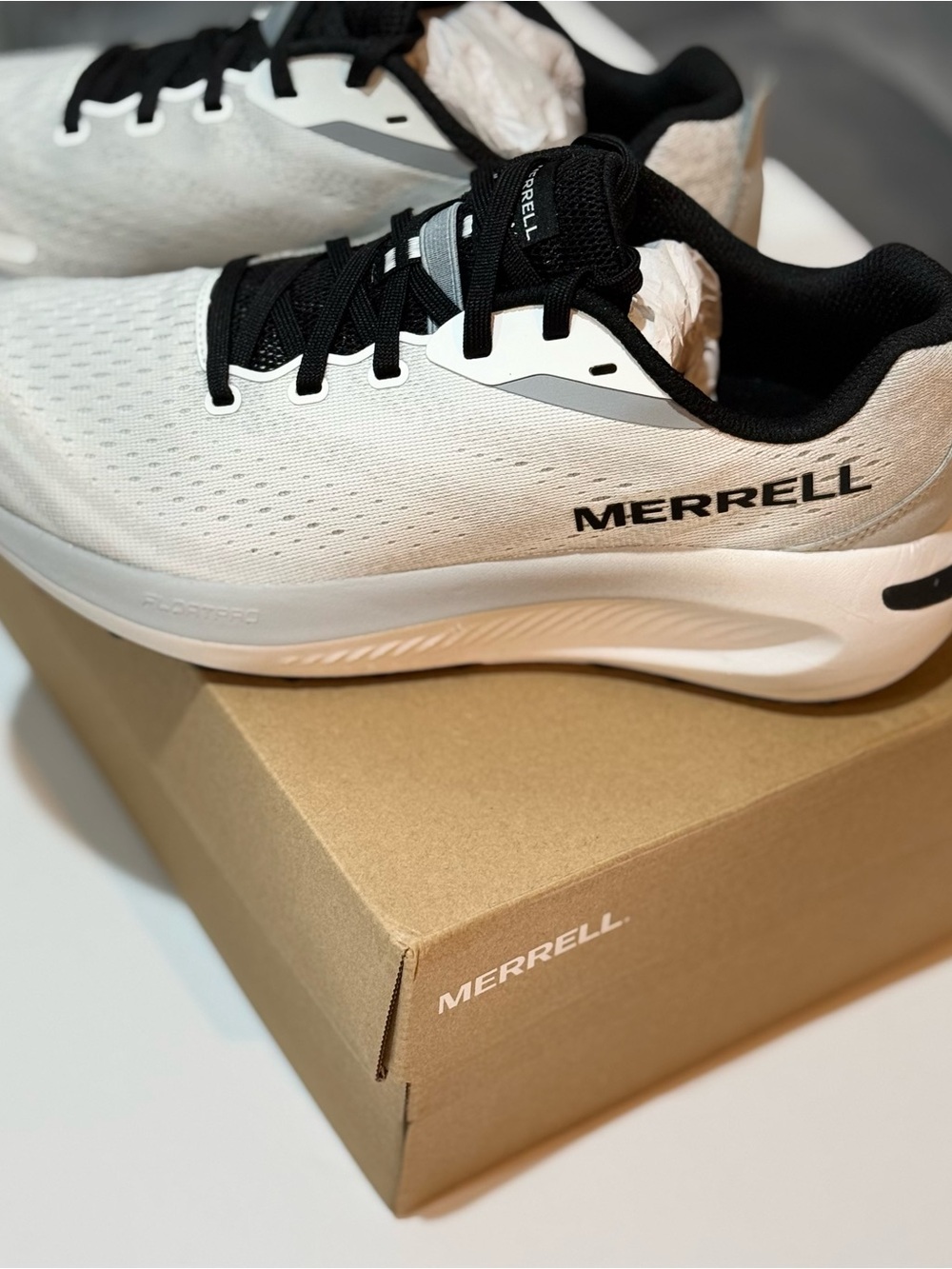 Merrell Men's Size 9 M White/Gray/ Black Morphlite Trail Running Shoes